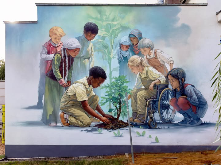 Das Wandbild schmückt nun die Wand auf dem Außengelände der Kita