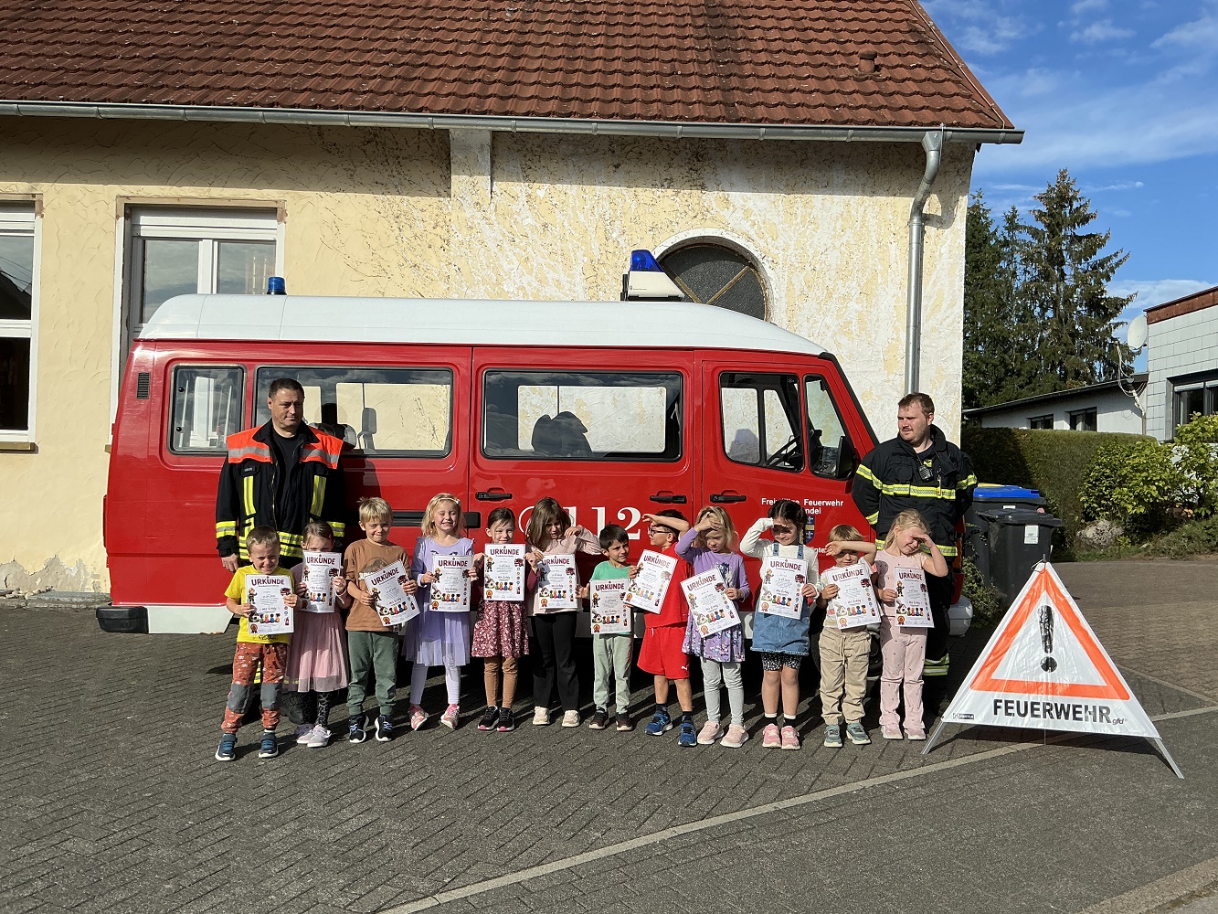 Auf kindgerechte und spannende Weise wurde den Kindern die Arbeit der Feuerwehr näher gebracht