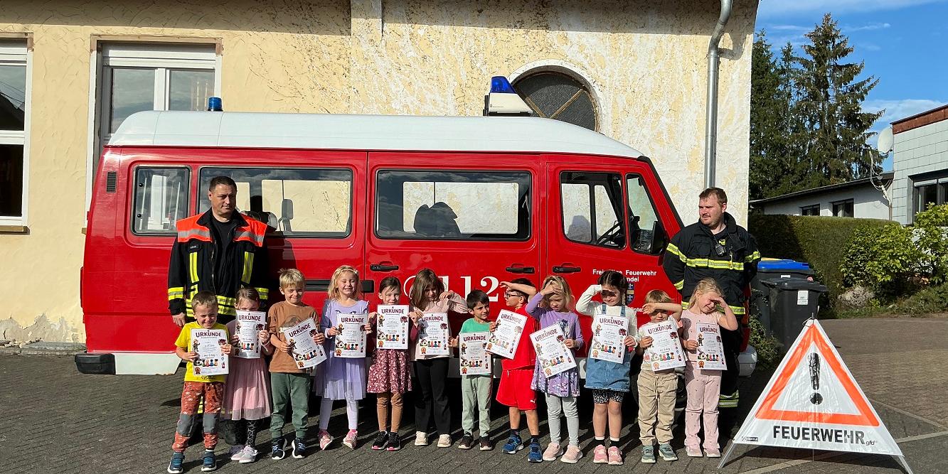 Auf kindgerechte und spannende Weise wurde den Kindern die Arbeit der Feuerwehr näher gebracht (c) Katholische KiTa gGmbH Saarland Auf kindgerechte und spannende Weise wurde den Kindern die Arbeit der Feuerwehr näher gebracht