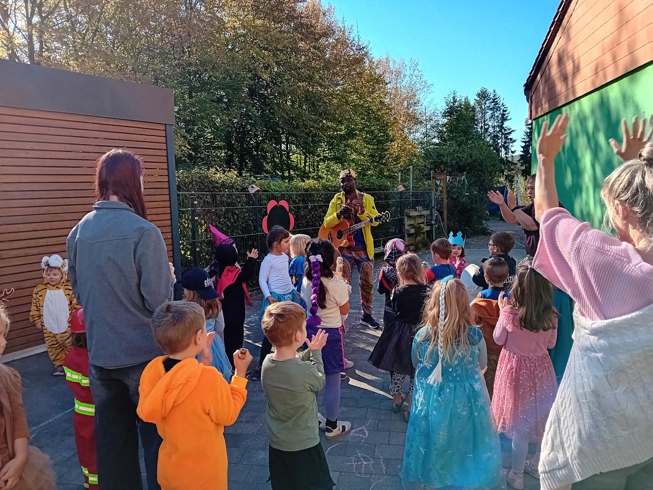 Die Kinder der kath. Kita Hl. Familie Winterbach beim gemeinsamen Singen und Tanzen