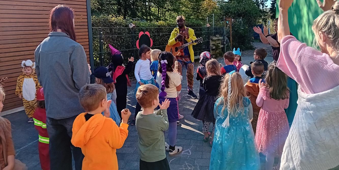 Die Kinder der kath. Kita Hl. Familie Winterbach beim gemeinsamen Singen und Tanzen