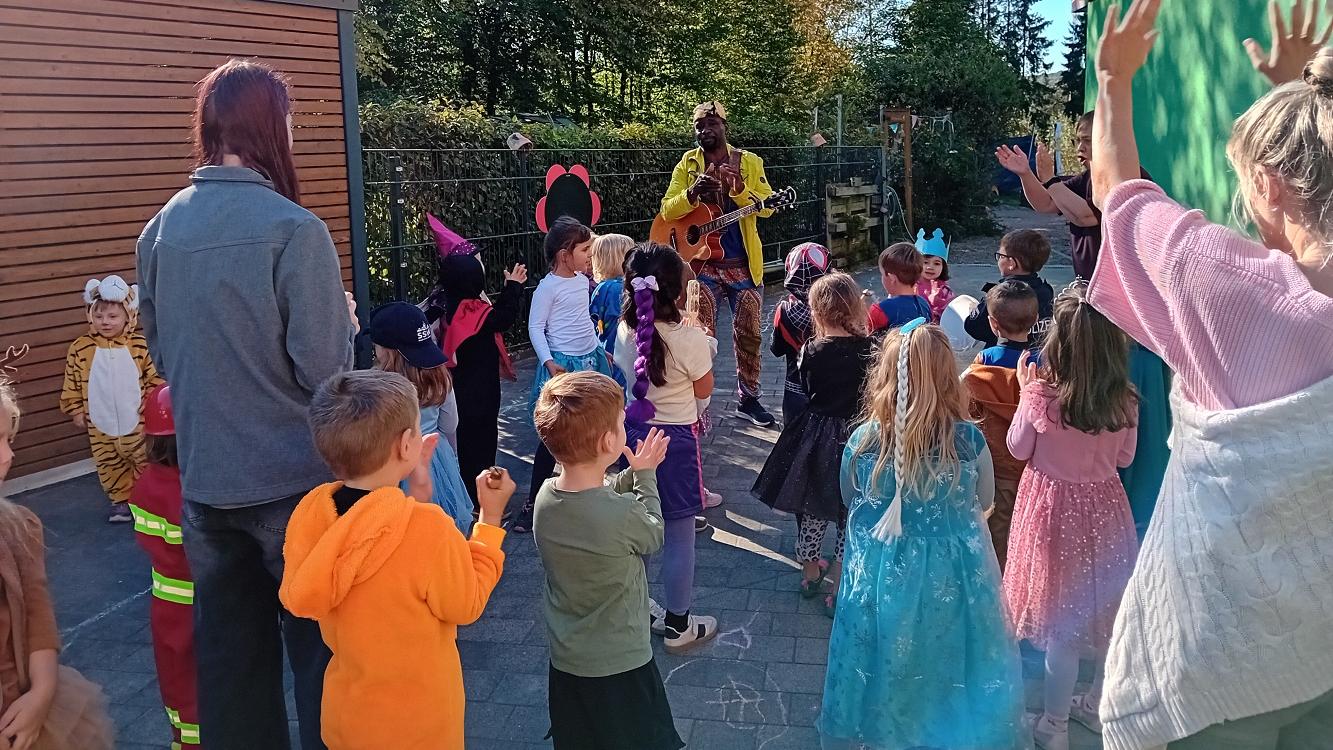 Die Kinder der kath. Kita Hl. Familie Winterbach beim gemeinsamen Singen und Tanzen