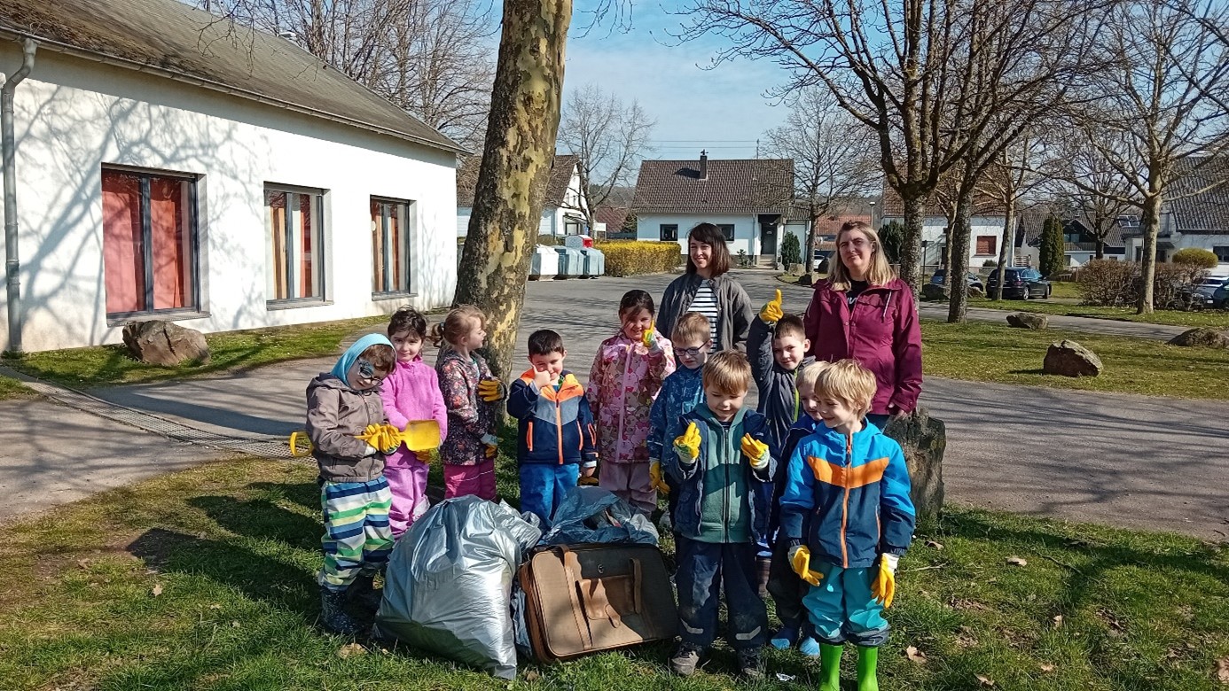 Rund um ihre Kita, die Mehrzweckhalle und den Sportplatz sammelten die Kinder Müll ein