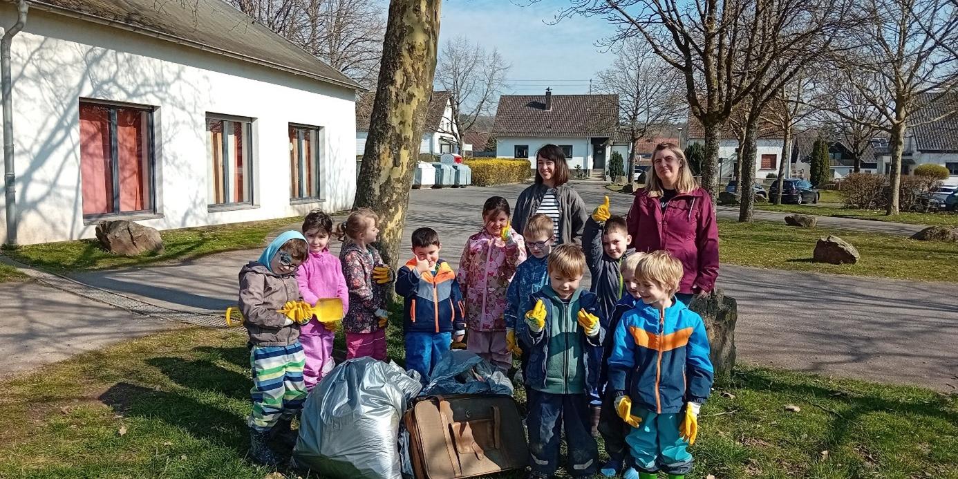 Rund um ihre Kita, die Mehrzweckhalle und den Sportplatz sammelten die Kinder Müll ein