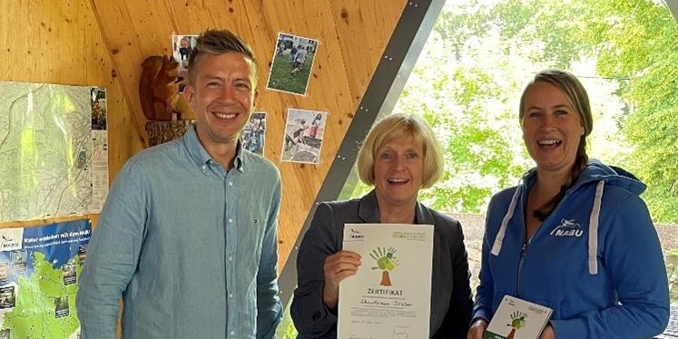 Sebastian Thul, Christiane Kleber und Julia Michely bei der Überreichung des Zertifikats (c) Katholische KiTa gGmbH Saarland Sebastian Thul, Christiane Kleber und Julia Michely bei der Überreichung des Zertifikats