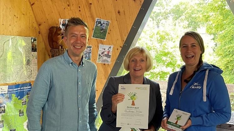 Sebastian Thul, Christiane Kleber und Julia Michely bei der Überreichung des Zertifikats