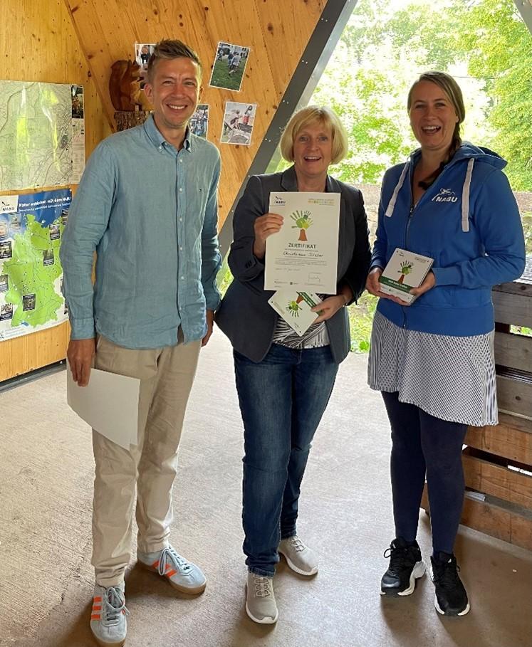 Sebastian Thul, Christiane Kleber und Julia Michely bei der Überreichung des Zertifikats